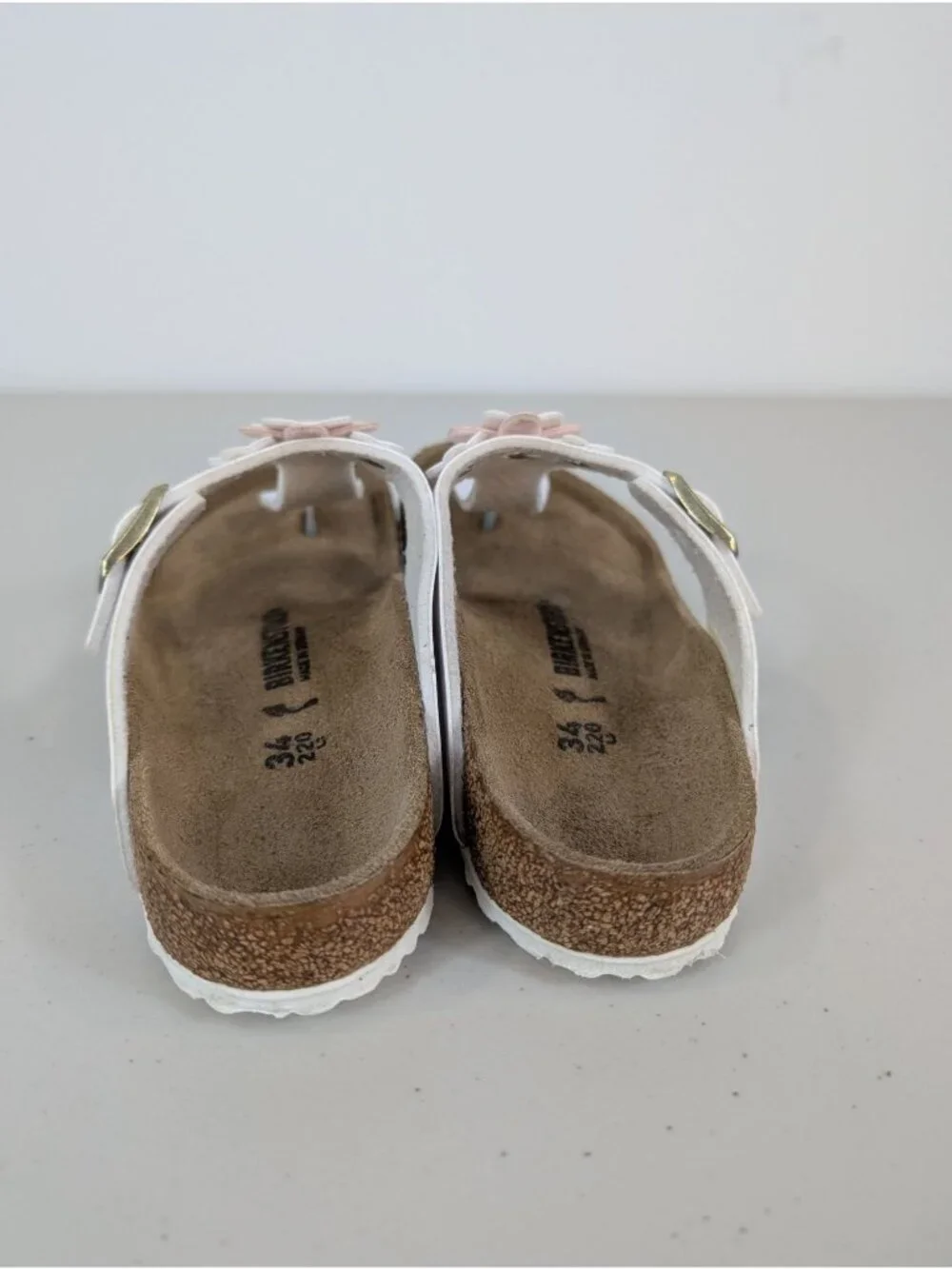 Birkenstock Gizeh flower kid's sandals with white thong feature size 3